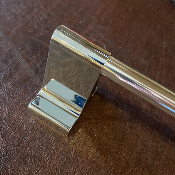 Modern 18” Towel Bar Chrome Finish Threshold NWT - Picture 3 of 4